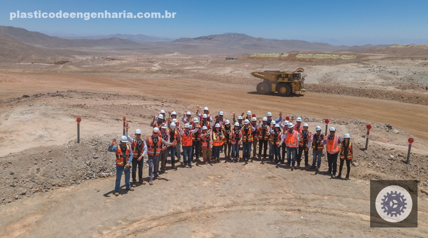 Equipe Glencore e Komatsu comemoram implantação de AHS na mina de cobre Lomas Bayas, no Chile